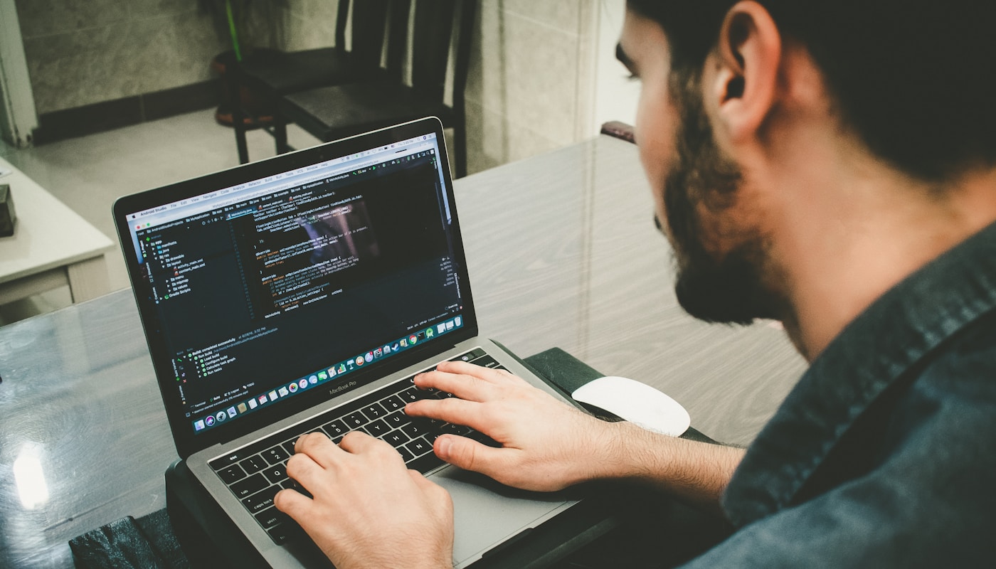 AIを活用してコードを実装する開発者のイメージ